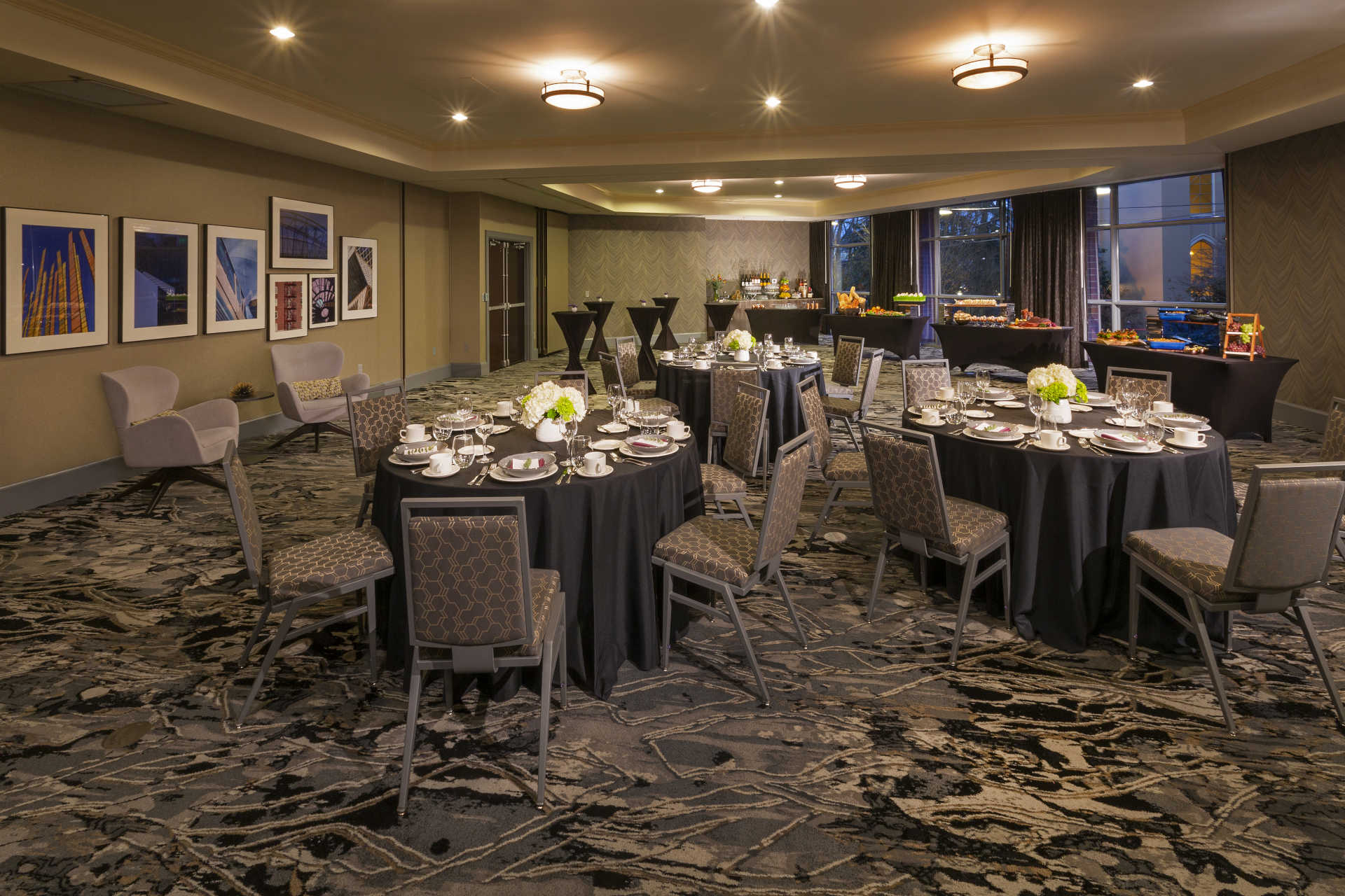 With up to 1,800 square feet of pillar-free space in our Broadway and Madison rooms, the Silver Cloud Hotel Broadway can host banquets, receptions, weddings, brunches and beyond.